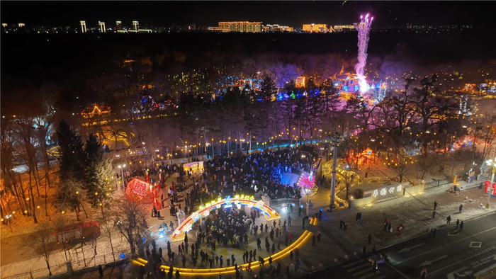 喜庆祥和的花灯盛宴。（郭巍摄）