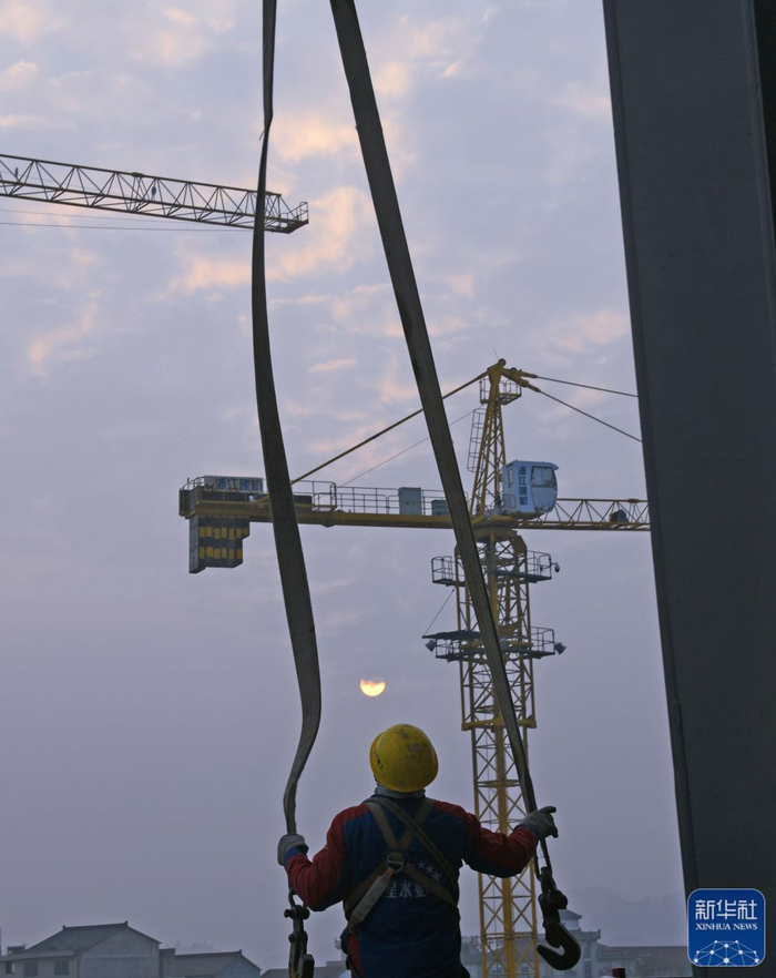 1月1日，工人迎着朝阳在浙江省杭温高铁台州市仙居站项目施工现场进行施工作业。新华社发（王华斌 摄）