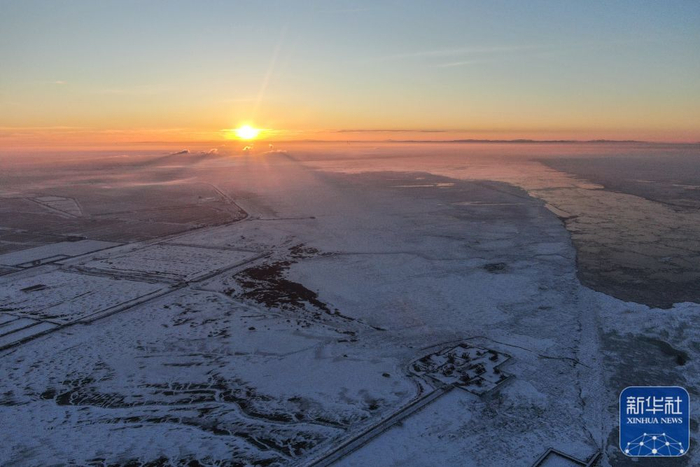 这是1月1日在辽宁省盘锦市中国石油辽河油田拍摄的日出（无人机照片）。新华社记者 潘昱龙 摄