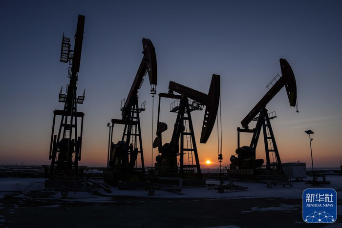 这是1月1日在辽宁省盘锦市中国石油辽河油田拍摄的日出（无人机照片）。新华社记者 潘昱龙 摄