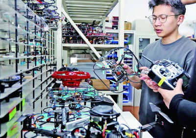 2023年11月24日，学生在上海交通大学机器人研究所的无人系统实验室学习交流。新华社发