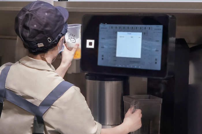 （喜茶研发推出智能出茶机）