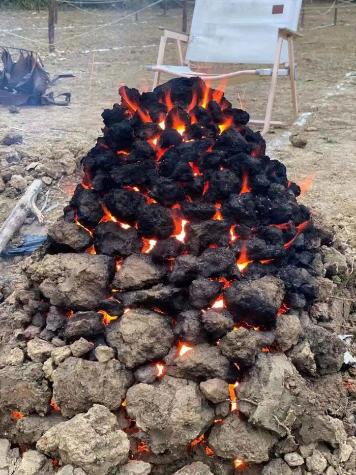 在营地内动手烤“两广窑鸡”