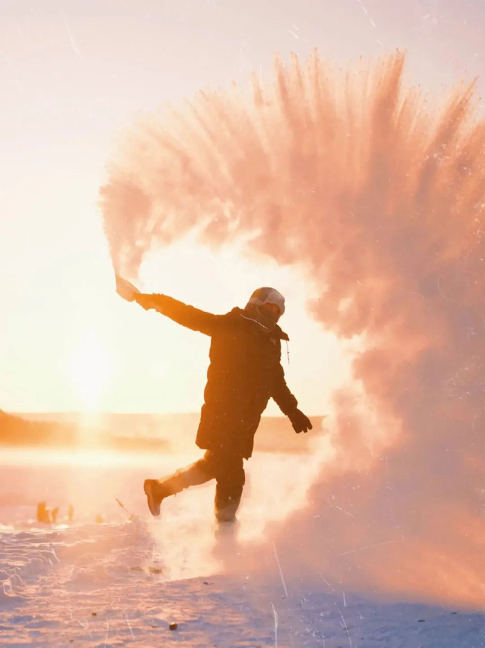 客人在民宿外玩雪