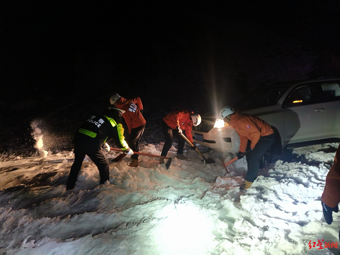 ▲消防、交警紧急救援被困游客