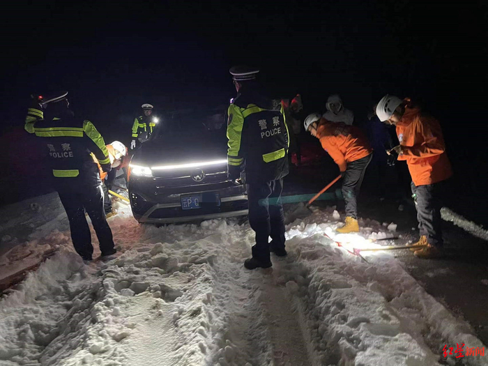▲消防、交警紧急救援被困游客