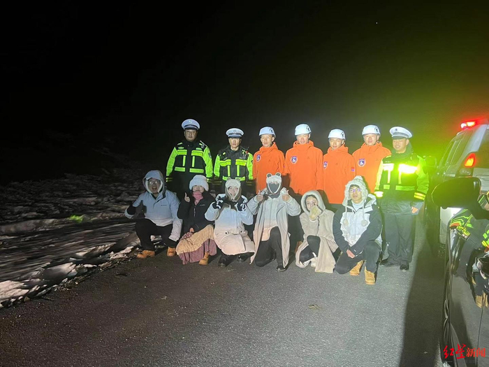 ▲浙江游客被救后与救援人员合影