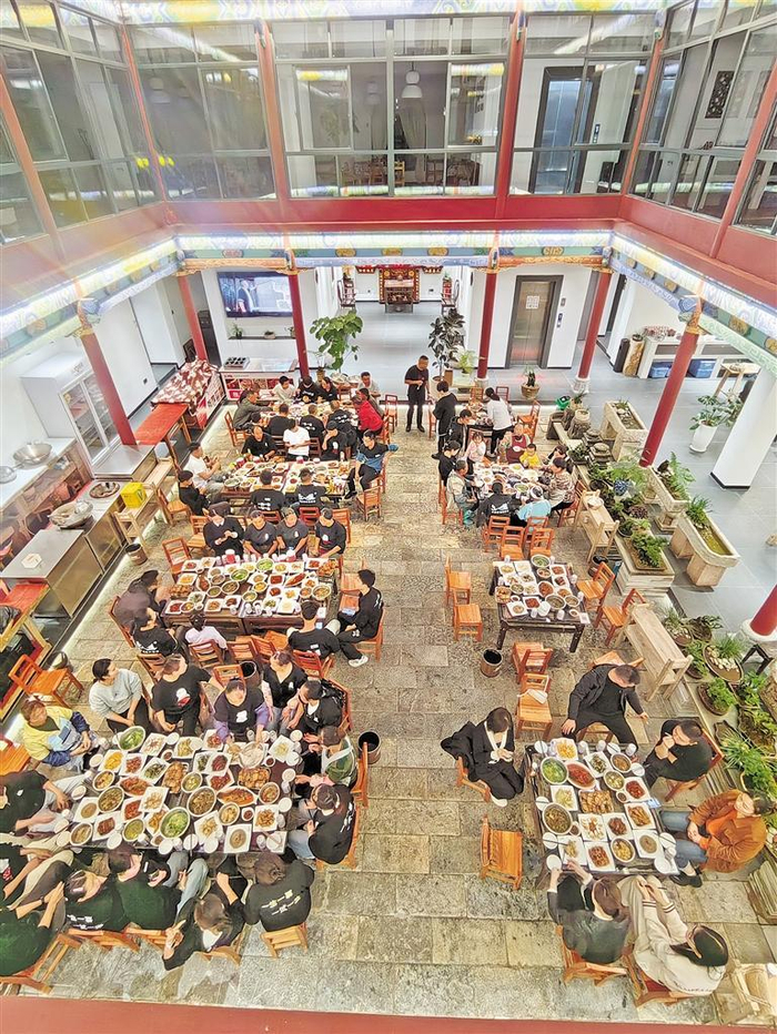     食客在店内大快朵颐。   贵州日报天眼新闻记者 胡玉山 摄