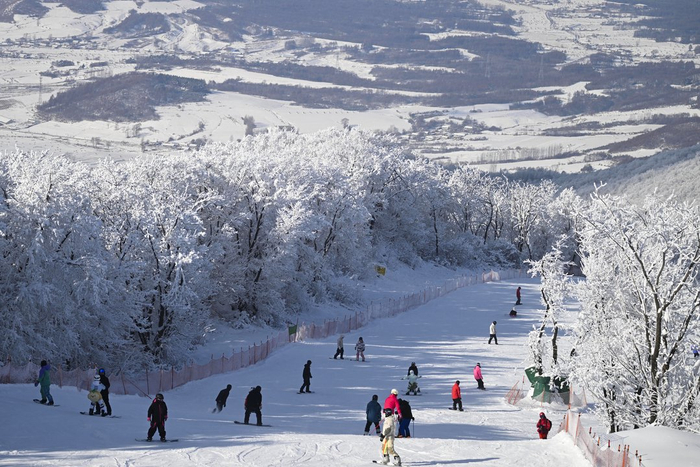 吉林万科松花湖滑雪度假区的雾凇与雪道 图片来自中国吉林网