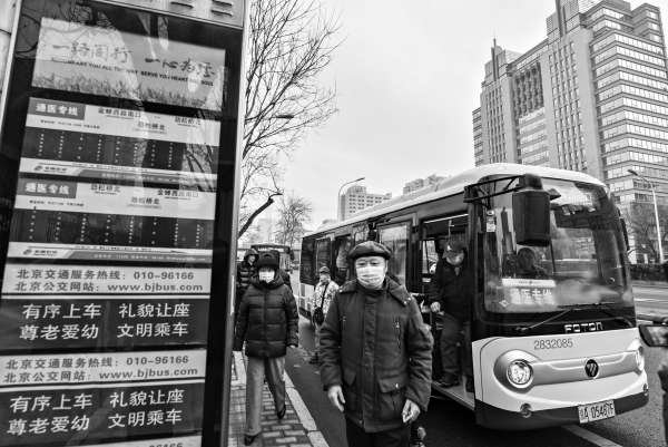 今晨，通医公交专线4路车载着乘客抵达垂杨柳医院门前的劲松桥北公交站。 本报记者 邓伟 摄