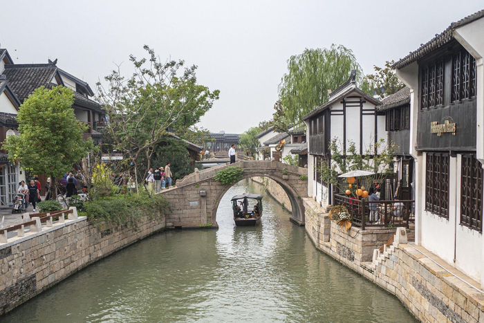 2023年10月14日，上海蟠龙天地，市民坐船游览。IC photo 资料图