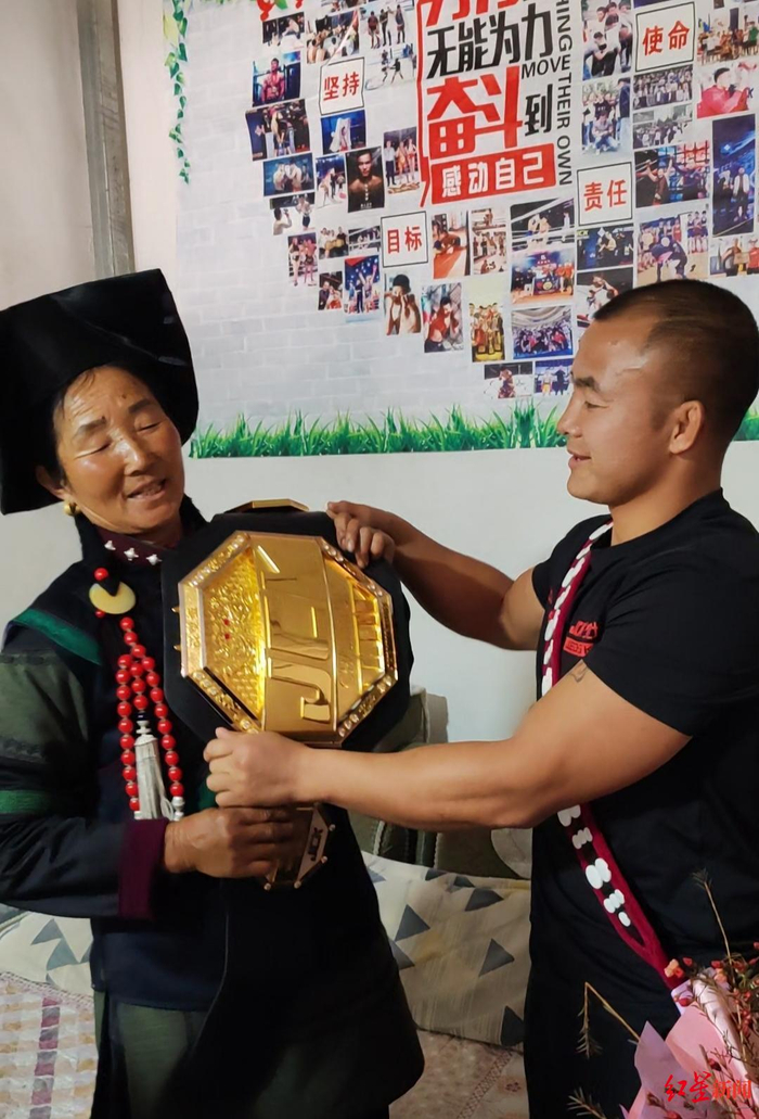 ▲布火有呷为母亲披上金腰带