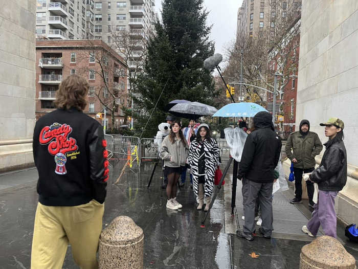 纽约拍摄剧照。仔细看，能发现满满的中国元素。（图/ 受访者提供）