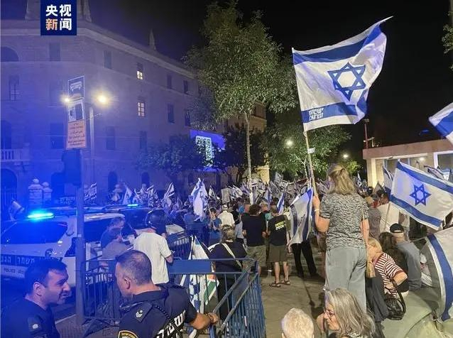 ▲去年7月，以色列民众在以色列总理府附近集会抗议司法改革。图据央视新闻