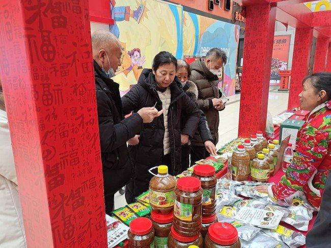 吉林鲜明朝族食品有限公司（东丰县企业）为群众免费发放礼品