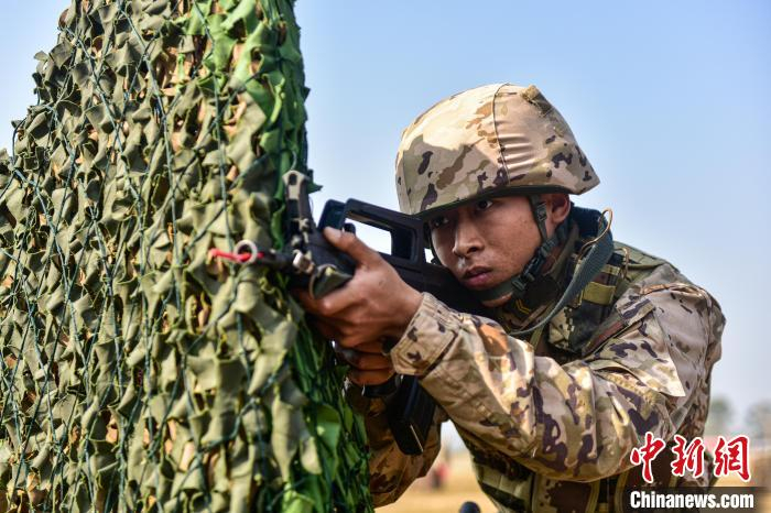 利用掩体进行射击.汪喜超摄