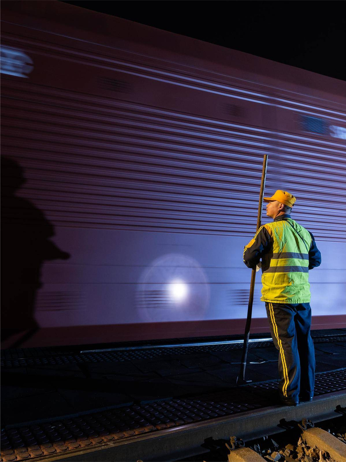 1月1日凌晨2时许，武汉局集团公司武汉北车站提钩连结员尹小杰正在紧张作业。（湖北日报全媒记者 柯皓 摄）