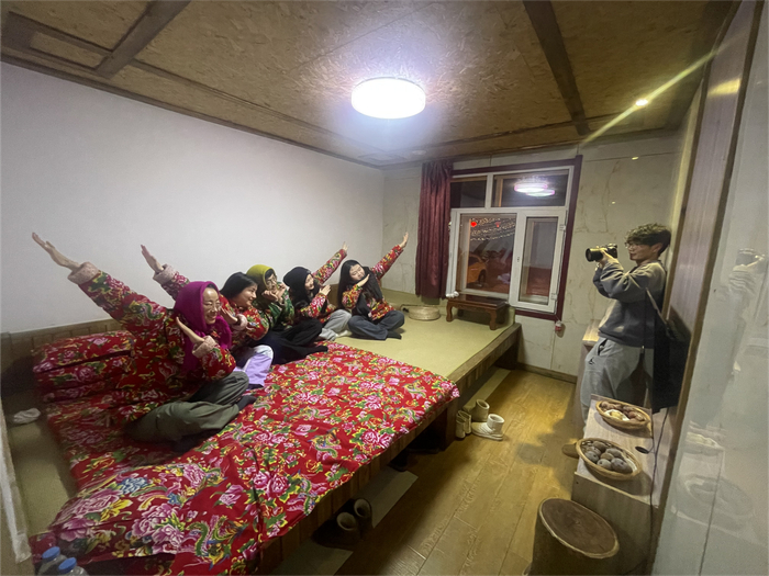 在东北“大炕房”拍时尚写真，成了不少游客的必选项 图片来源：企业供图