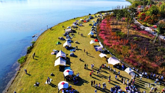 少荃湖公園吸引市民露營打卡(央廣網發 新站高新區供圖)12月23日下午