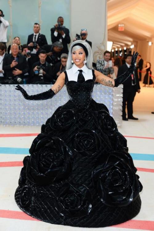 图片：CARDI B 身穿中国设计师 CHENPENG 羽绒高定礼服出席 2023 MET GALA