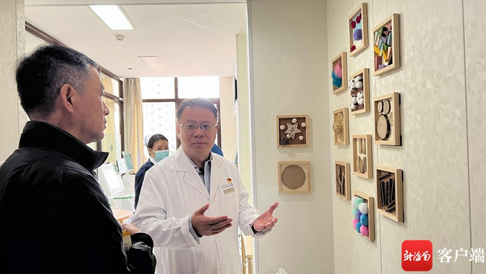 　　海南省人民医院医疗保健中心、老年医学中心常务副主任刘涛向记者介绍感官触摸墙。记者 王洪旭 摄