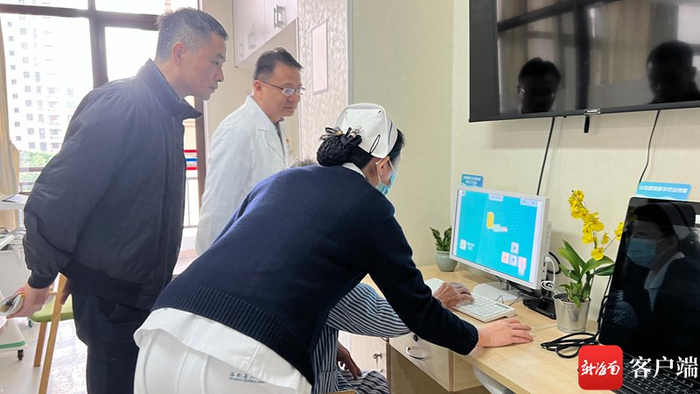 　　老人在进行数字疗法认知康复训练。记者 王洪旭 摄