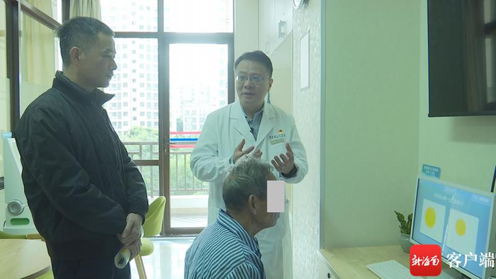 　　海南省人民医院医疗保健中心、老年医学中心常务副主任刘涛向记者介绍认识康复数字疗法训练。记者 陈元能 摄