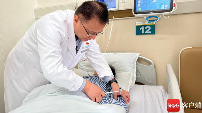 　　海南省人民医院医疗保健中心、老年医学中心常务副主任刘涛为符阿婆检查。记者 王洪旭 摄