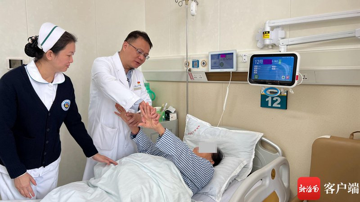 　　海南省人民医院医疗保健中心、老年医学中心常务副主任刘涛为符阿婆检查。记者 王洪旭 摄