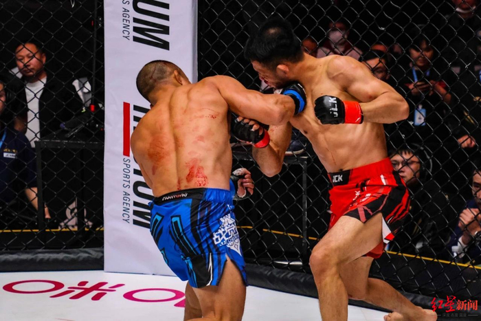 ▲布火有呷（左）与尚志法在比赛中