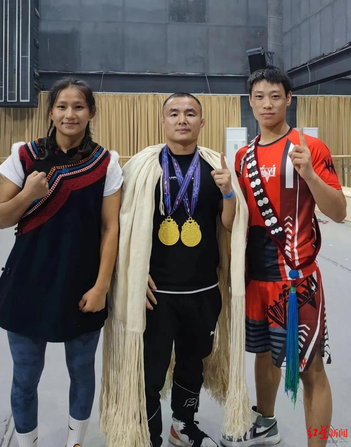 ▲布火有呷（中）