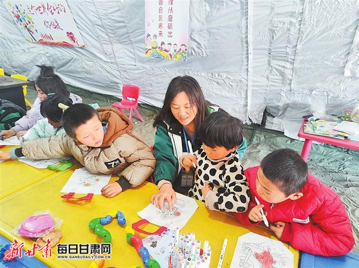 12355青少年服务台的志愿者和孩子们一起画画。