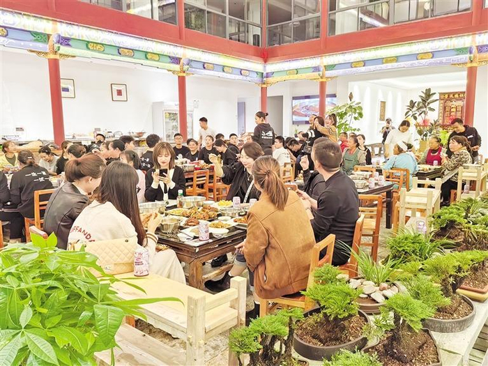     食客在店内大快朵颐。   贵州日报天眼新闻记者 胡玉山 摄