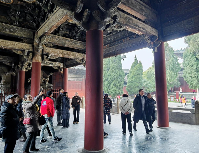 ▲游客参观平武报恩寺