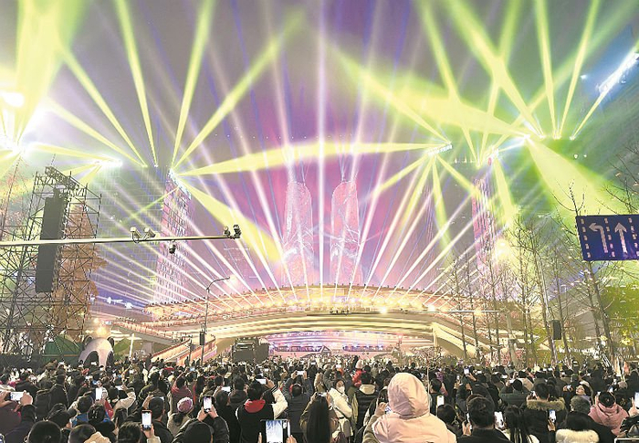 ▲夜幕下的交子大道流光溢彩