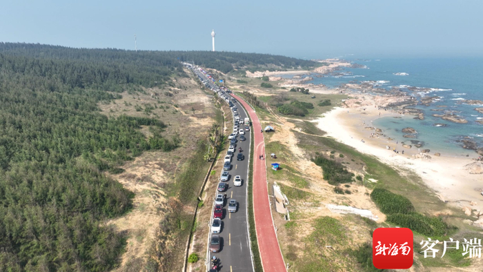 　　元旦假期，木兰湾段旅游公路上停靠的车辆排成了长龙。记者 王小畅 摄