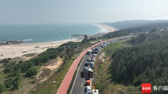 　　元旦假期，木兰湾段旅游公路上停靠的车辆排成了长龙。记者 王小畅 摄