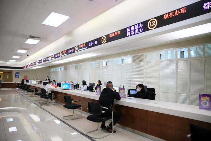 2023年4月12日，群众在滨海新区政务服务中心办事。（受访单位供图）