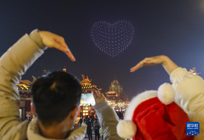 2023年12月31日，游客在江苏省淮安市西游乐园游玩。 新华社发（赵启瑞 摄）