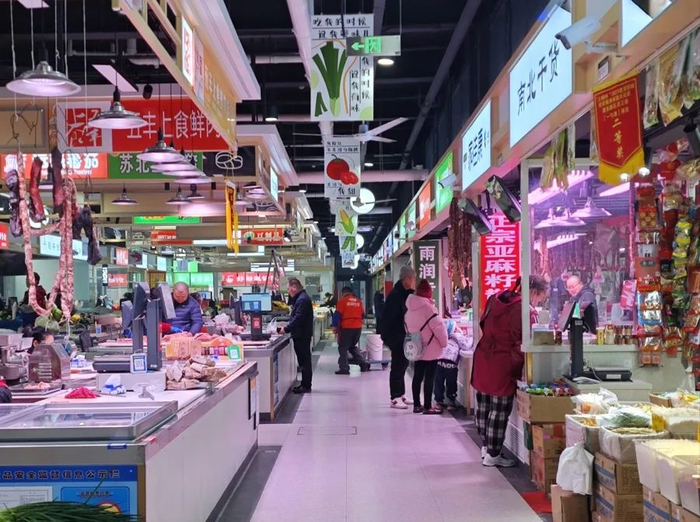 △浦东新区浦商邻里荟里，传统生鲜灯没有了踪影，店家正在使用掺杂部分红光的白光灯。