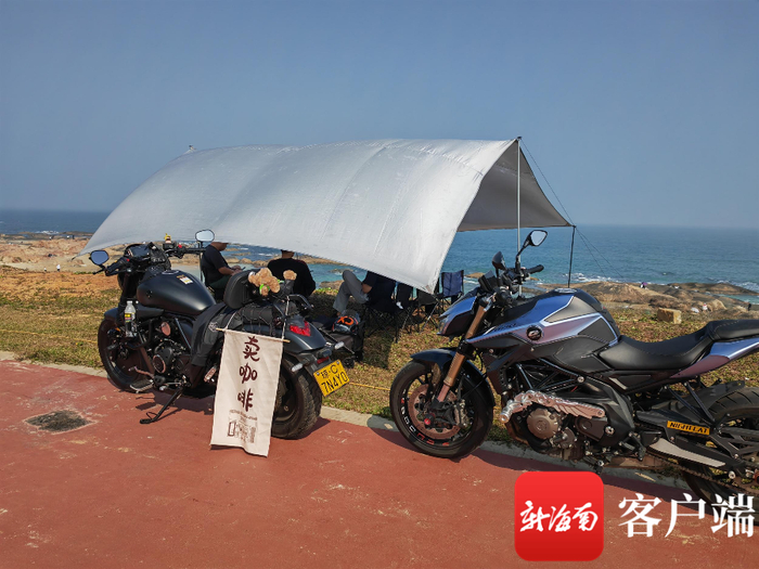 　　游客喝咖啡赏海景。记者 王小畅 摄