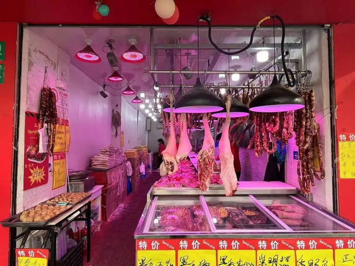 △“苏食肉品批零中心”店铺红彤彤一片。