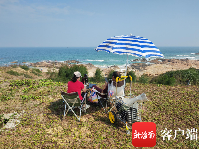 　　游客静静地享受碧海蓝天的美好。记者 王小畅 摄