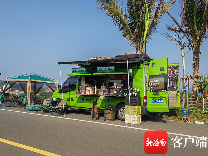 　　路边的移动咖啡车。记者 王小畅 摄