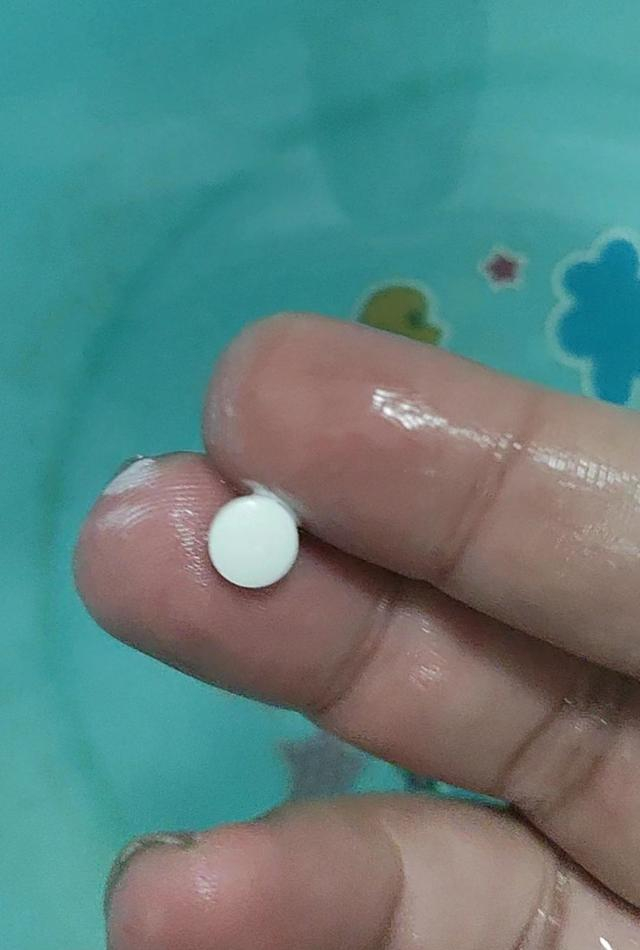 小萧在“无料”（免费）糖果中发现的疑似精神类药物。受访者供图 