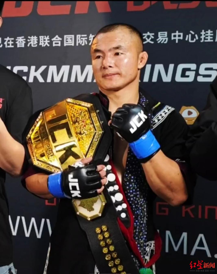 ▲布火有呷夺得JCK战觉城蝇量级金腰带