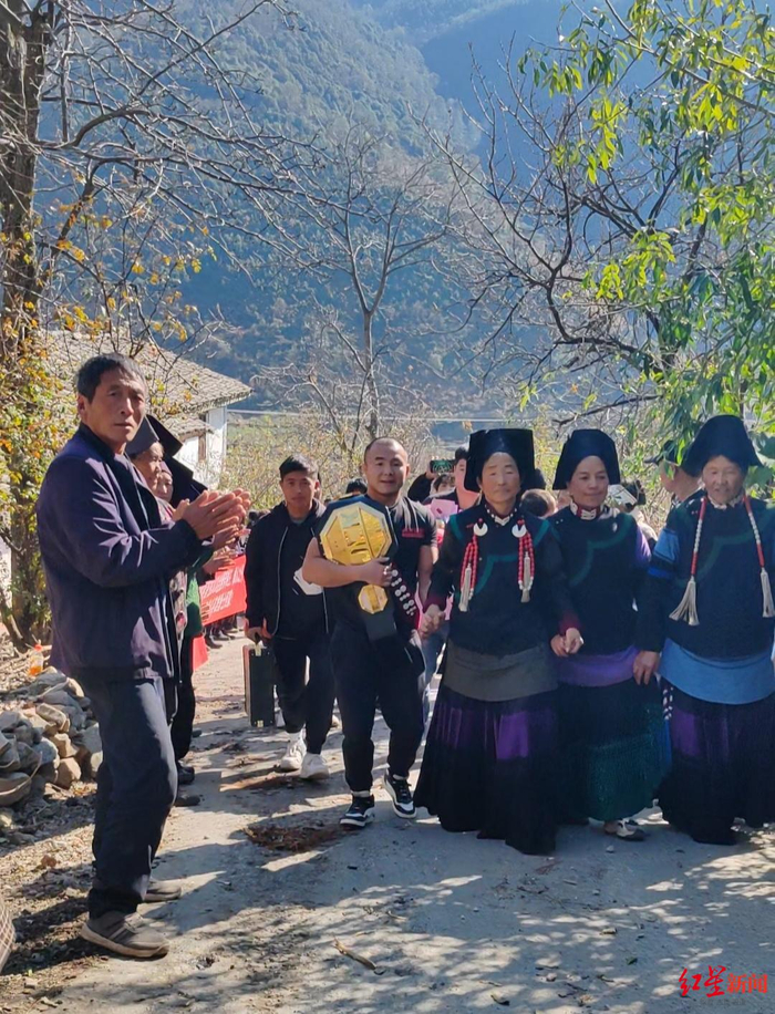 ▲布火有呷带着金腰带回到家乡