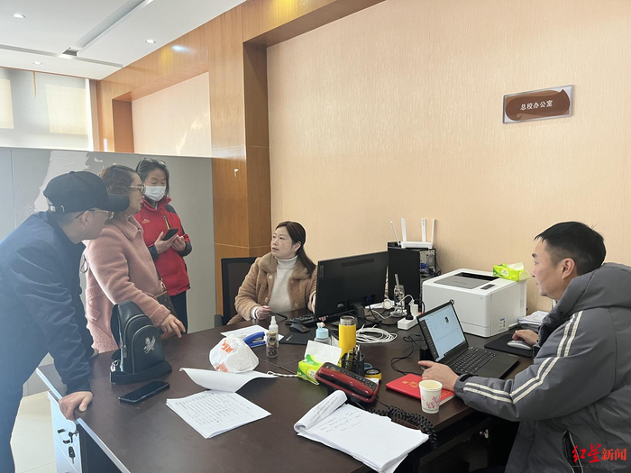 ▲老年大学开放报名首日，不少中老年人前来咨询