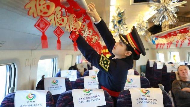 　　牡丹江客运段哈牡动车车队列车长李娜在装饰列车。新华社记者 李鑫 摄