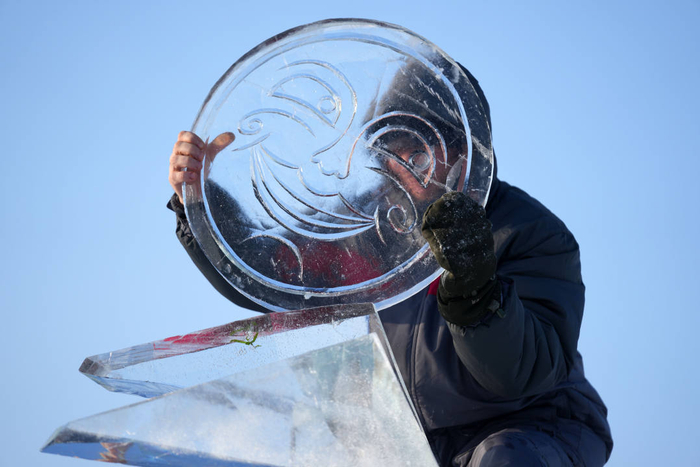 ▲1月3日，哈尔滨国际冰雕比赛参赛选手在进行冰雕创作 新华社发